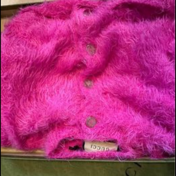Gucci authentic Pink Shag Knit Cardigan. New. No used. XS - Picture 4 of 10